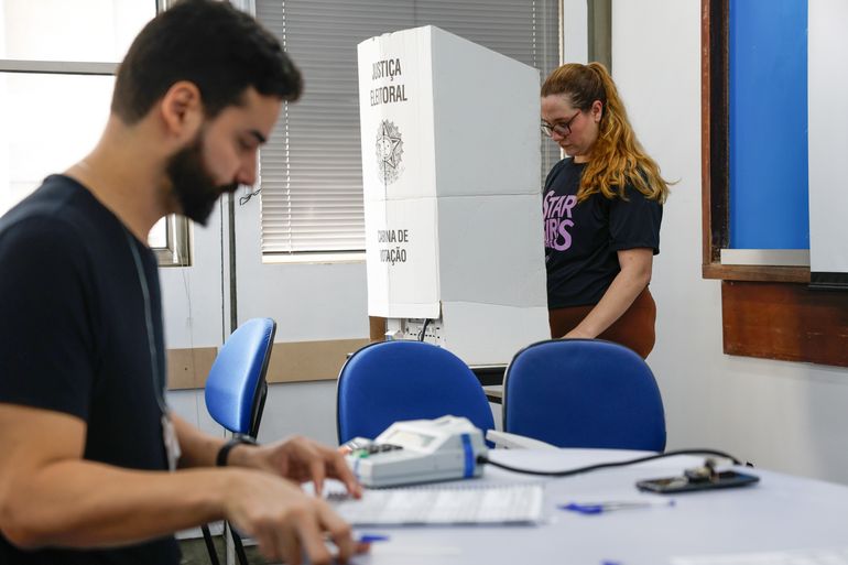 Flávio contesta prorrogação da votação até 19h e anuncia pedido de anulação do 2º turno